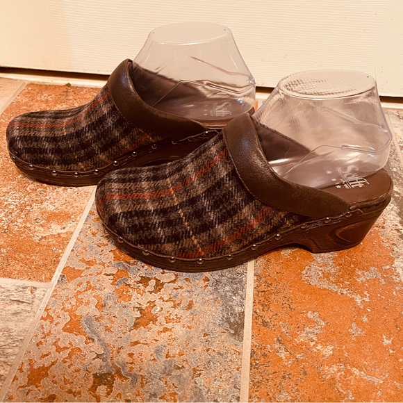 🎁Fabulous Sofft Plaid Woolen Clogs! - Picture 2 of 16